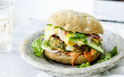 Manger un burger avec du poisson frais